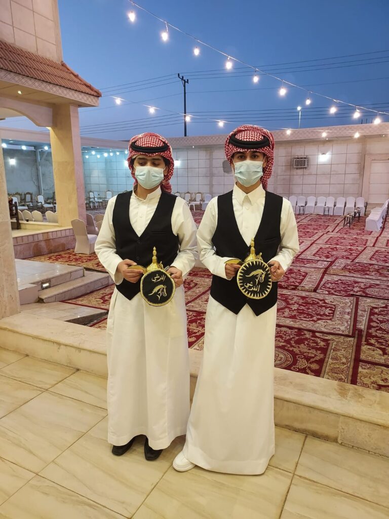 قهوجي جدة يوفر خدمات الضيافة العربية الأصيلة، بما يشمل تقديم القهوة العربية والشاي والتمر للمناسبات الخاصة والعامة، مع الالتزام بالمواعيد وجودة الخدمة وطاقم مدرب.